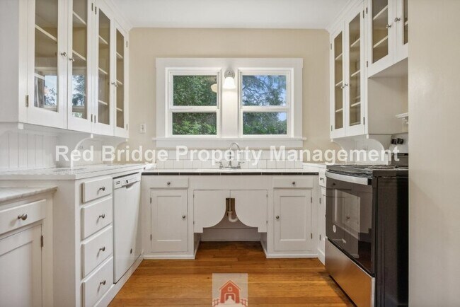 Building Photo - 2619 NE Flanders St