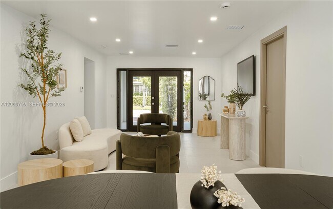 Building Photo - 1221 Biarritz Dr