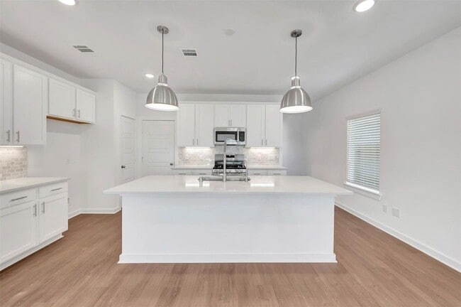 Building Photo - 32455 Sunbeam Dr