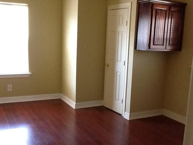 Building Photo - 404 Chaparral Rd