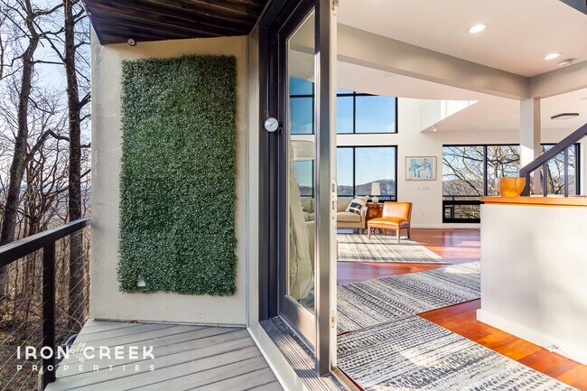 Building Photo - Luxury Furnished Home on Town Mountain