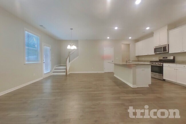 Building Photo - 305 Knowles Pl