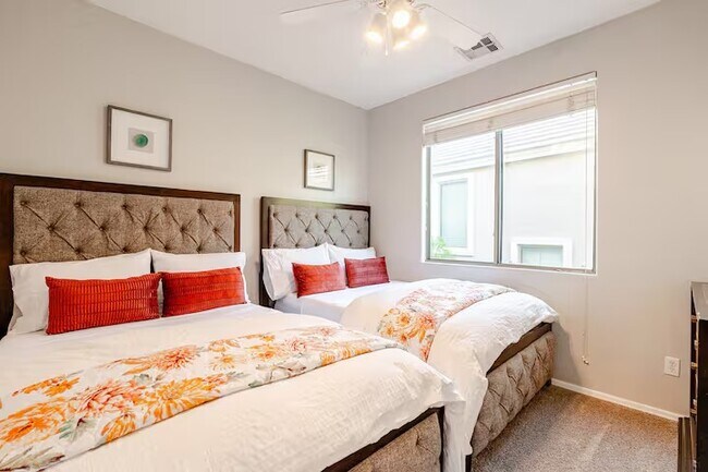 2 DOUBLE BEDS - 3112 S Lois Ln