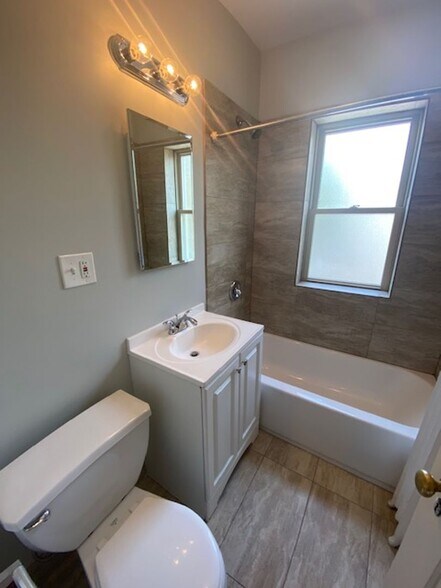 Building Photo - 1542 W Albion Ave