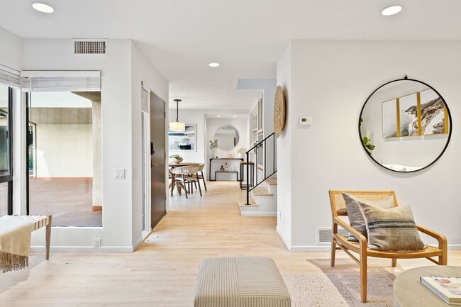 Building Photo - Natural Sunlight in every room, Palos Verdes Estates