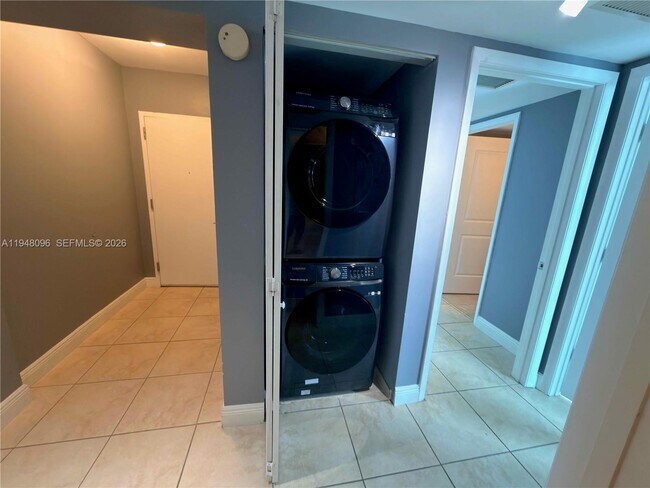 Building Photo - 2641 N Flamingo Rd