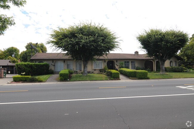 Primary Photo - 5941 S Land Park Dr