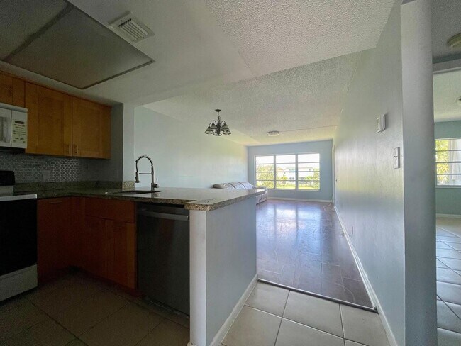 Building Photo - 1101 Crystal Lake Dr