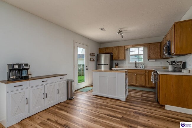 Building Photo - 310 Ivy Pointe Dr