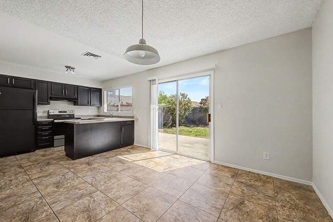 Building Photo - Beautiful 3 Bedroom Home with Large Grass Yard