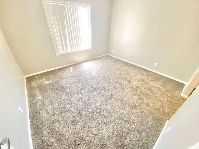 Building Photo - ADORABLE GATED CONDO LOCATED IN A GATED CO...