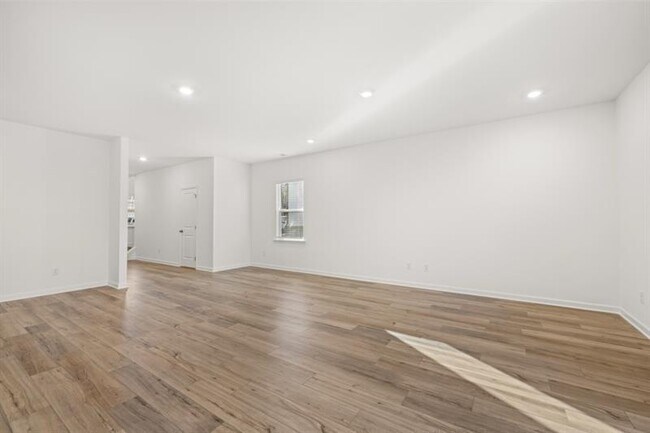 Building Photo - 874 Evergreen Rd