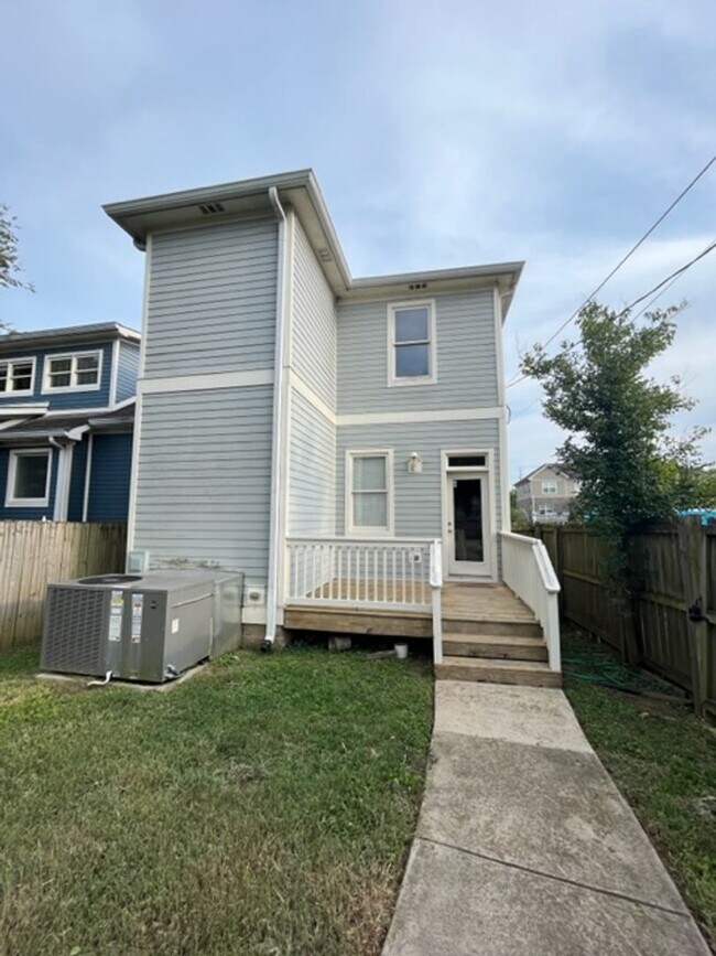 Building Photo - Spacious 3 Bed/2.5 Single Family Home in the Nations, Off Street Parking w Parking pad, Fenced Yard