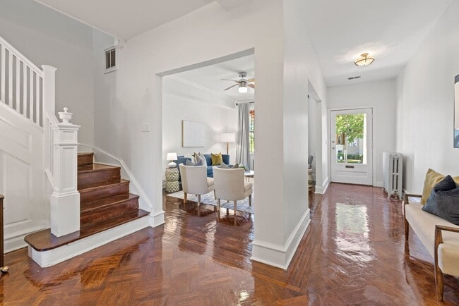 Building Photo - Gorgeous, Spacious 4BR with Updated Kitche...