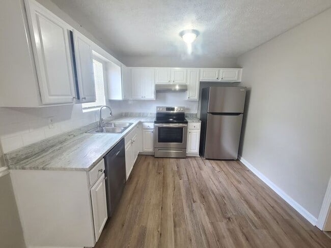 Building Photo - Gorgeous 3BR 2.5BA Home w/ Renovated Kitchen • Fenced Backyard• Garage Parking in Jonesboro