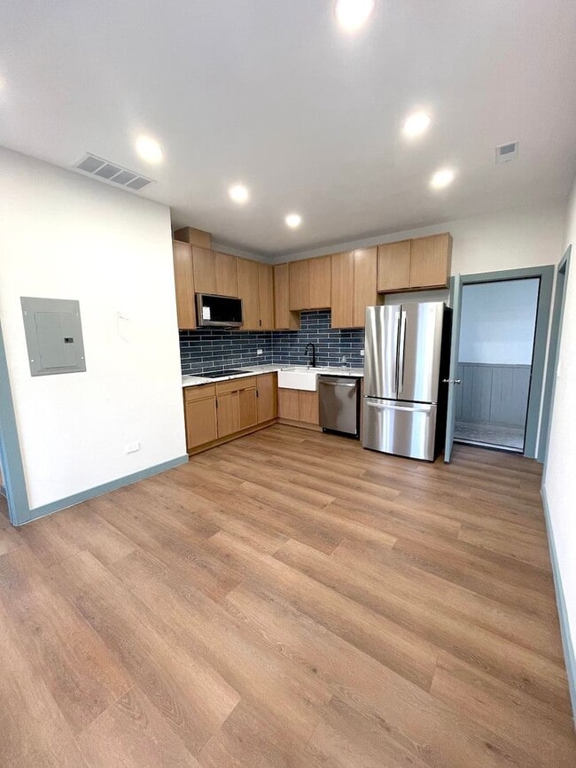 Building Photo - 1001 W 31st St