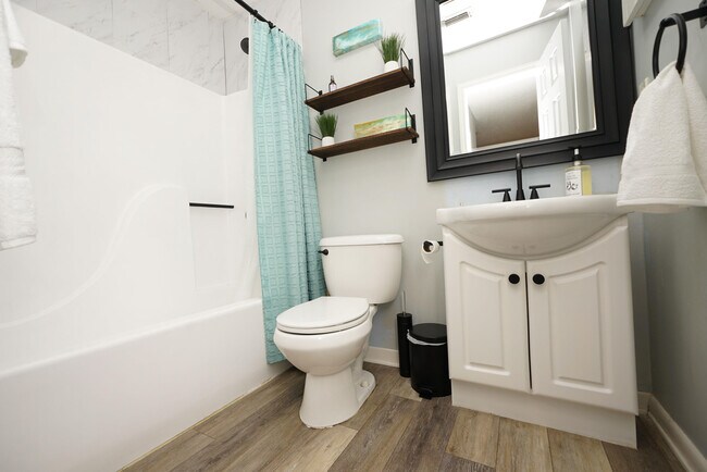 Building Photo - 55 Bay Dr