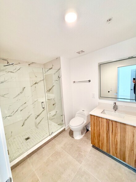 Building Photo - 1940 Van Buren St