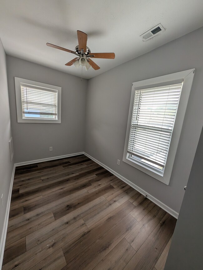 Building Photo - 2238 N Kenwood Ave