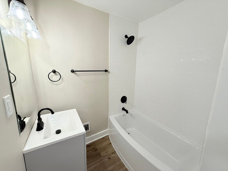 Building Photo - This beautifully updated 2-bedroom, 1-bath single-family home is ready for move-in!