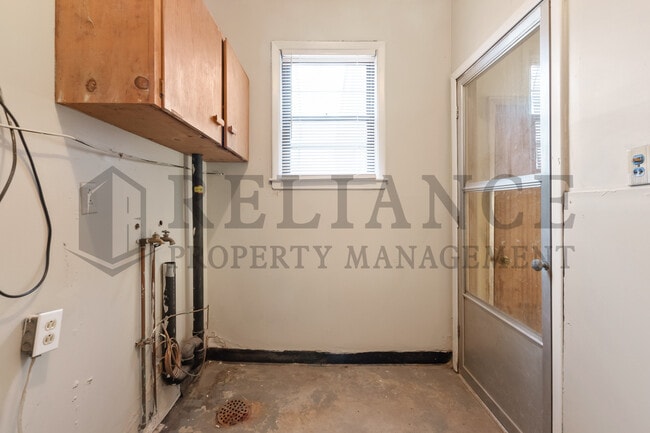 Building Photo - 3401 S Walnut St