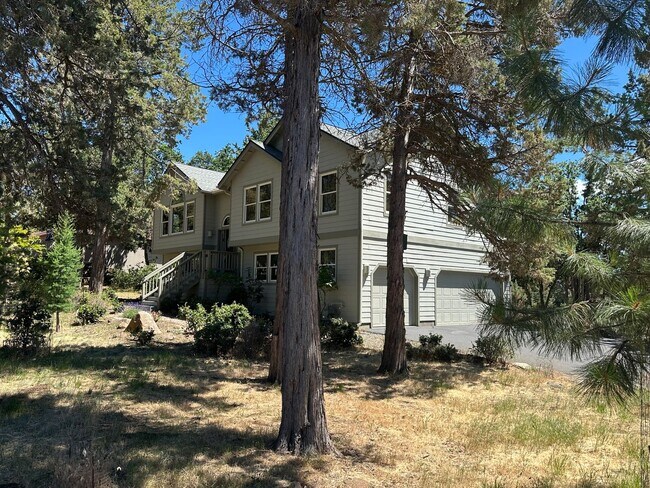 Building Photo - Stunning Running Y Ridge Home with Lake Views – Furnished or Unfurnished!