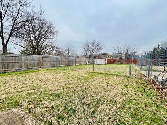 Building Photo - Charming 3/2/2 Situated on a Desirable Corner Lot in Watauga For Rent!