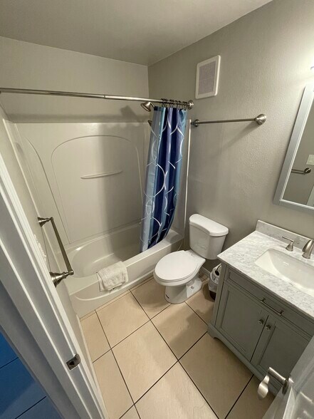 Bath - 1650 Via de Luna Dr