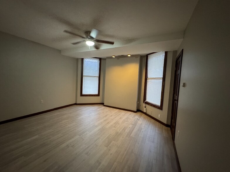 Building Photo - 2454 River Rd