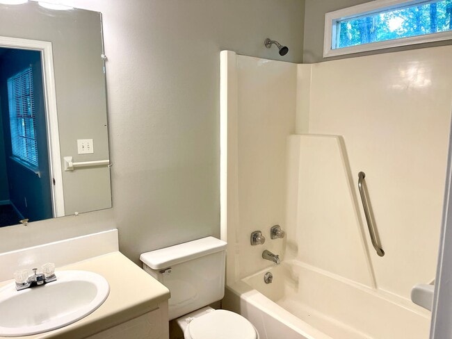 Building Photo - Welcome to the Charming 4 Bedroom/3 Bath w...