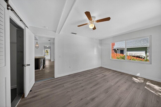 Building Photo - 117 NE 8th St