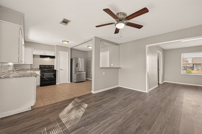 Building Photo - 3102 Hays St