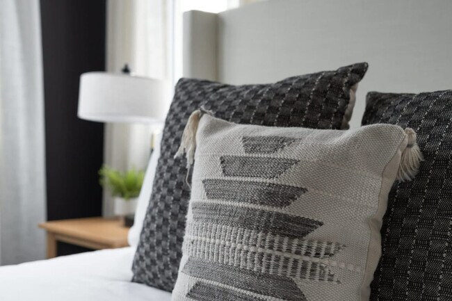 Building Photo - 1405 Napoleon St