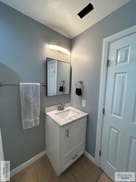 Building Photo - 711 Cisneros St