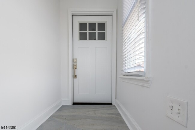 Building Photo - 114 E Main St