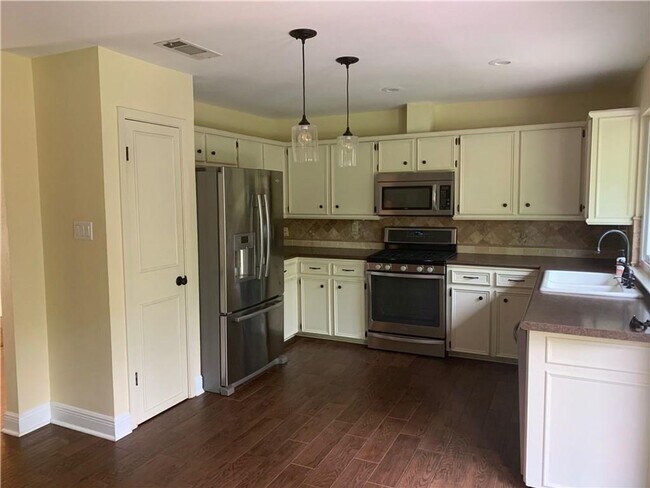 Building Photo - Oak Forest Charm Three Bedroom/2 Bath Avai...