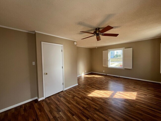 Building Photo - Cozy 1BD, 1BA Near Downtown Raleigh House with Fenced Yard