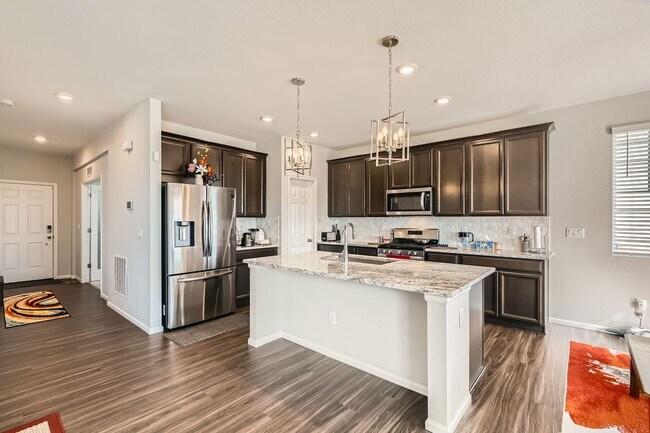 Building Photo - Wonderful 4/2.5 Home in SE Longmont. Large Rooms and Great Fenced Yard. Attached Garage.