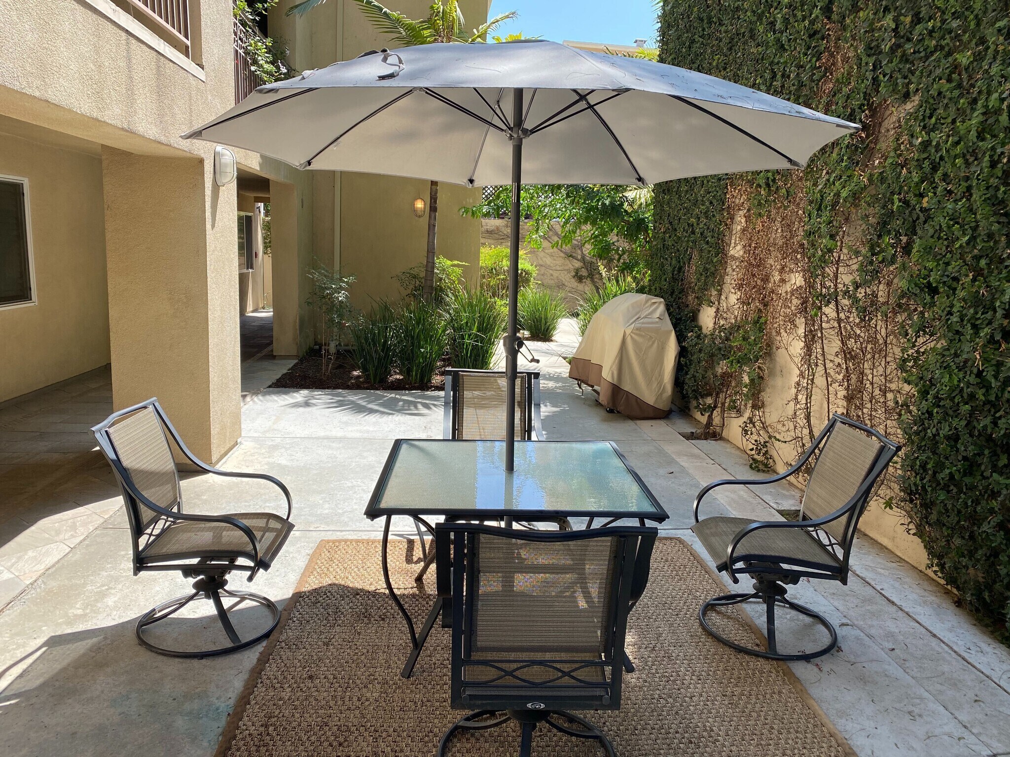 Patio with Barbeque - 6221 Monterey Rd