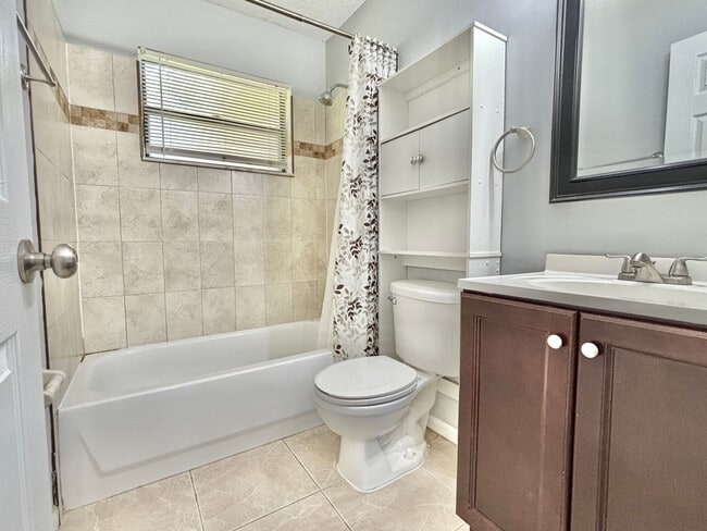 Building Photo - 3BR 1BA Annual Unfurnished Rental Availabl...