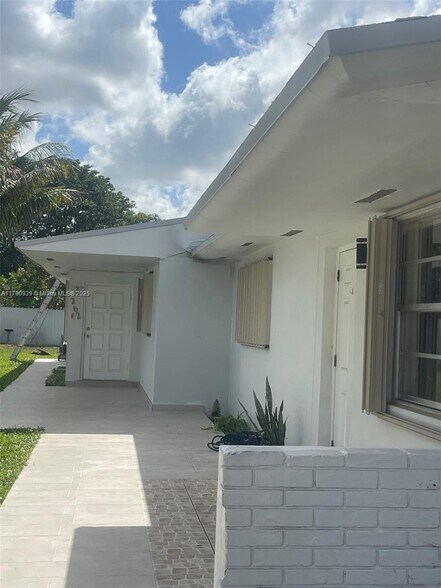Building Photo - 262 Northwest Dr