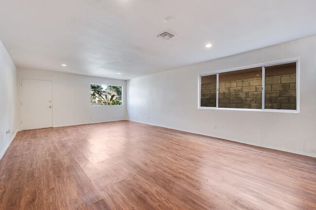 Building Photo - 540 E Hyde Park Pl