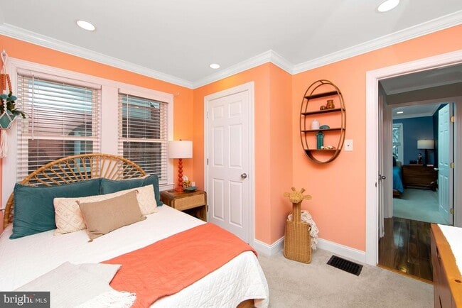 Building Photo - 22 W 6th Ave