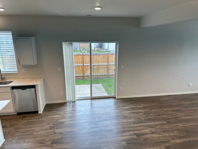 Building Photo - 4 bedroom 2.5 bathroom home!