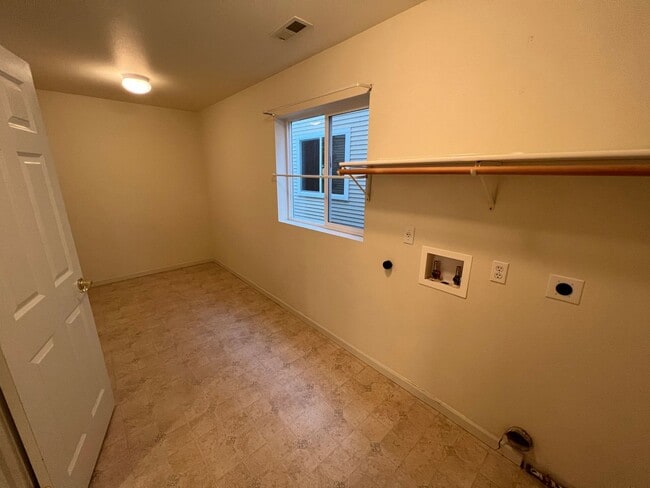 Building Photo - 3 Bedroom DuPont Home with Loft
