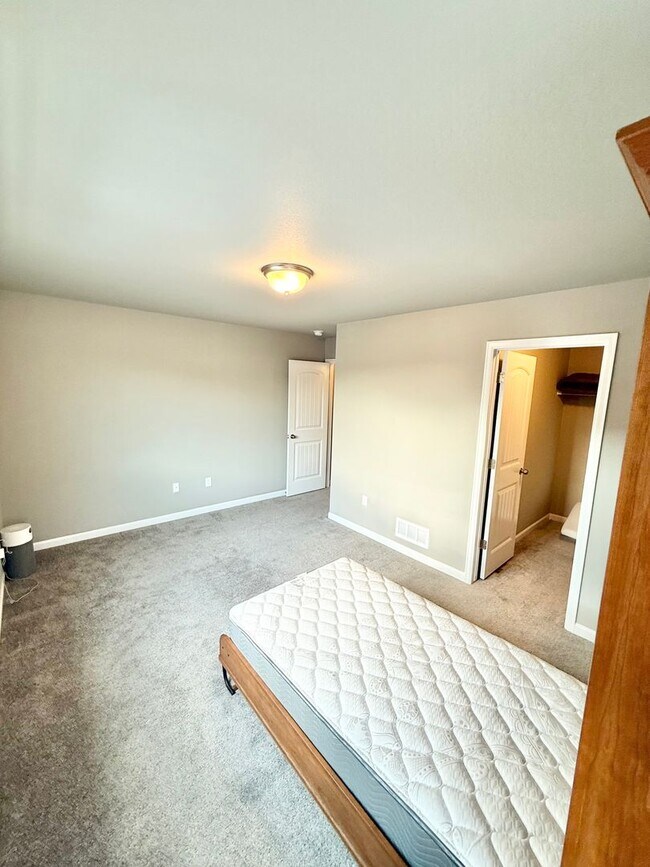 Building Photo - Move in ready!! Close to military bases!