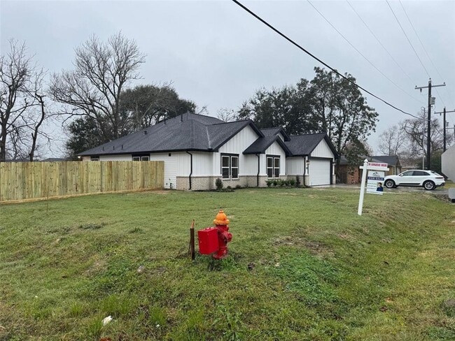 Building Photo - 6405 Carver Ave