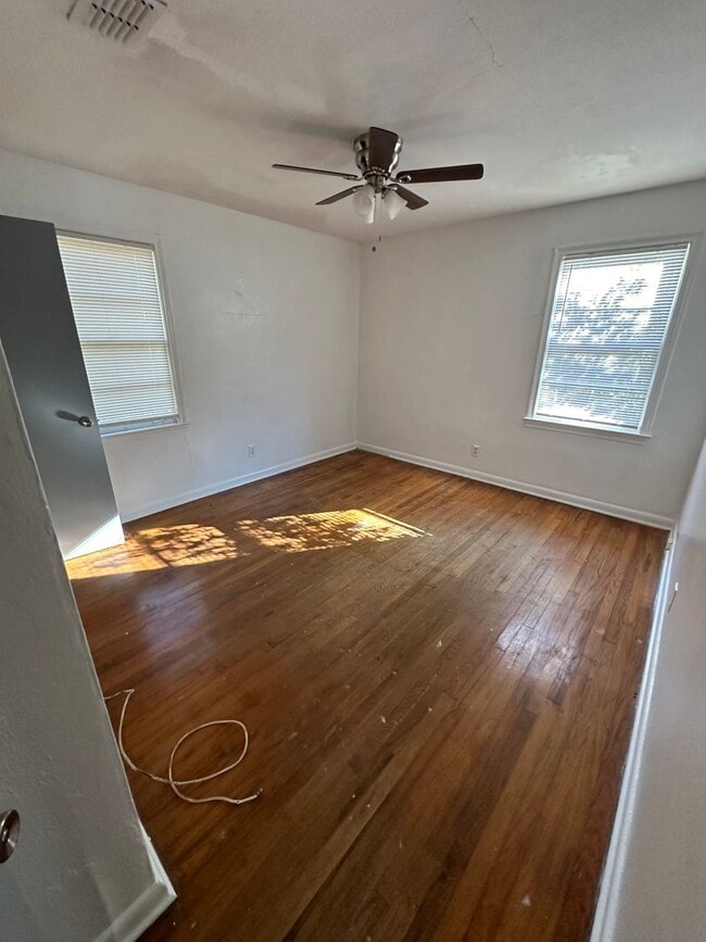 Building Photo - 3 bedroom 1 bath house with a large back yard! Available August 2026