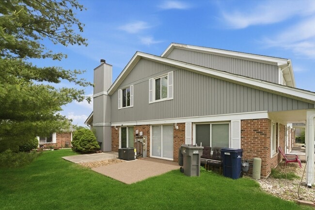 Building Photo - 15826 Farm Hill Dr