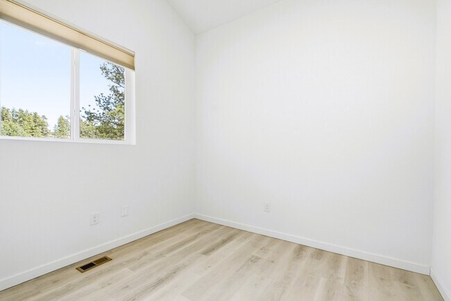 Building Photo - 191 Diamond Dr